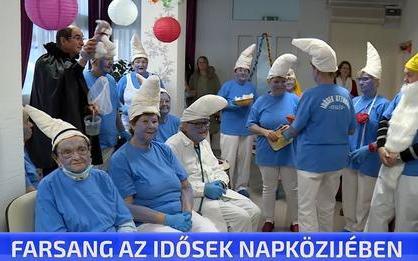 Farsang az idősek napközijében