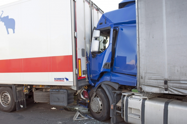 Kamionok ütköztek az M0-son, nagy a torlódás