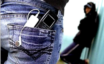 Mobiltelefont akartak lopni a ceglédi áruházból