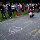 Demonstráció az éjszakai autóversenyzés ellen