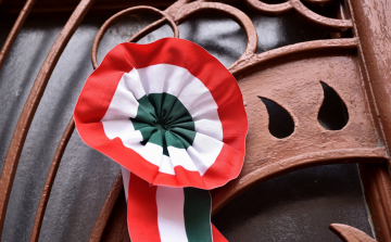 Rendhagyó március 15. képekben