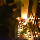 Csendes gyertyagyújtás a Dobmúzeum előtt