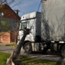 Villanyoszlopokat döntött ki egy kamionos Cegléden