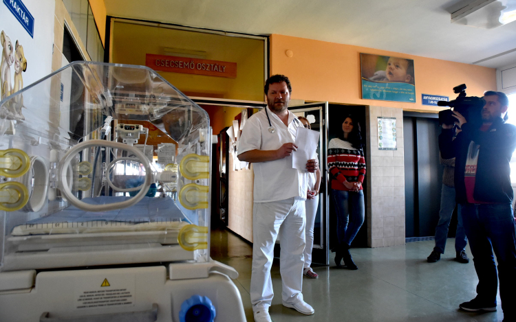 Új, életmentő inkubátor a ceglédi kórházban 