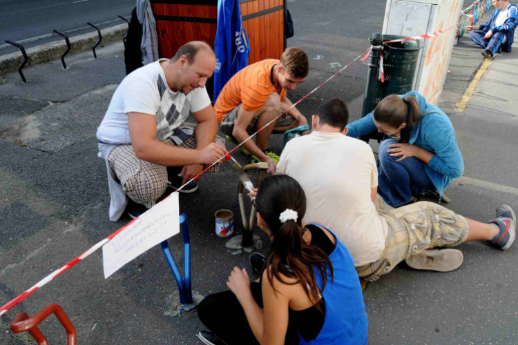 CIÖK kerékpártároló festés