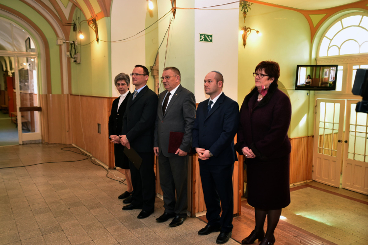 Táblaavató a gimnáziumban