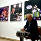 Csendes gyertyagyújtás a Dobmúzeum előtt