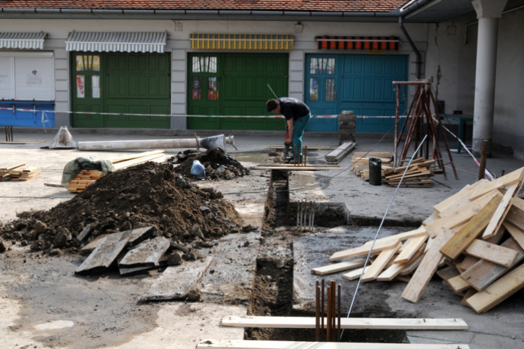 Folyik a piac átépítése