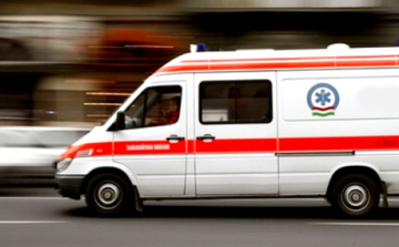 Kamion sodort el egy motor kerékpárost Cegléden