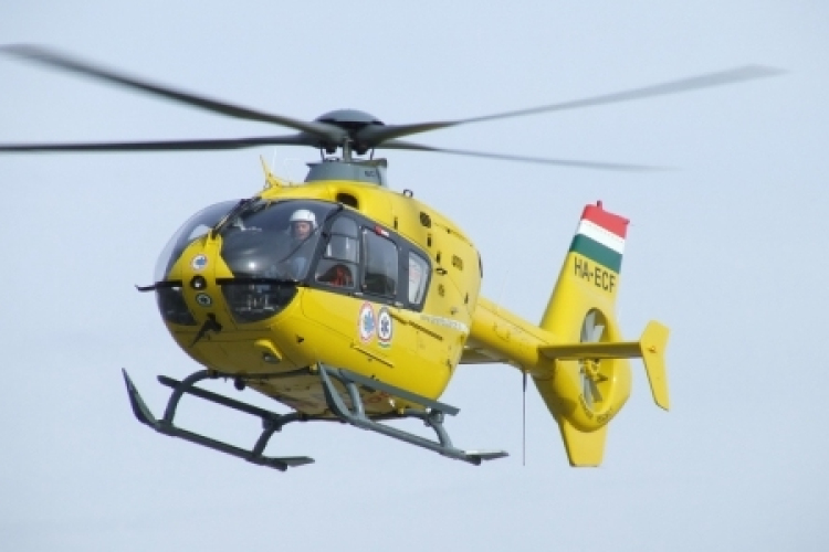 Árokba csapódott egy autó Albertirsánál