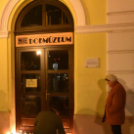 Csendes gyertyagyújtás a Dobmúzeum előtt