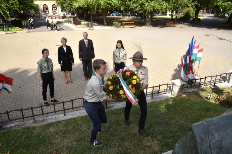 Koszorúkkal emlékeztek
