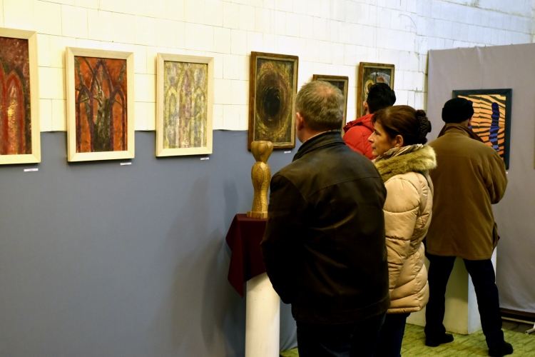Faplasztikák és festmények az Artem Galériában