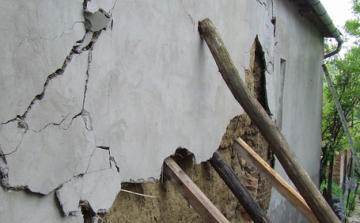 Kidőlt egy családi ház oldala Cegléden