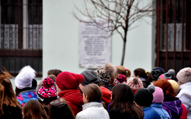 Táblát avattak az örökké hiányzóknak a Tácsicsban