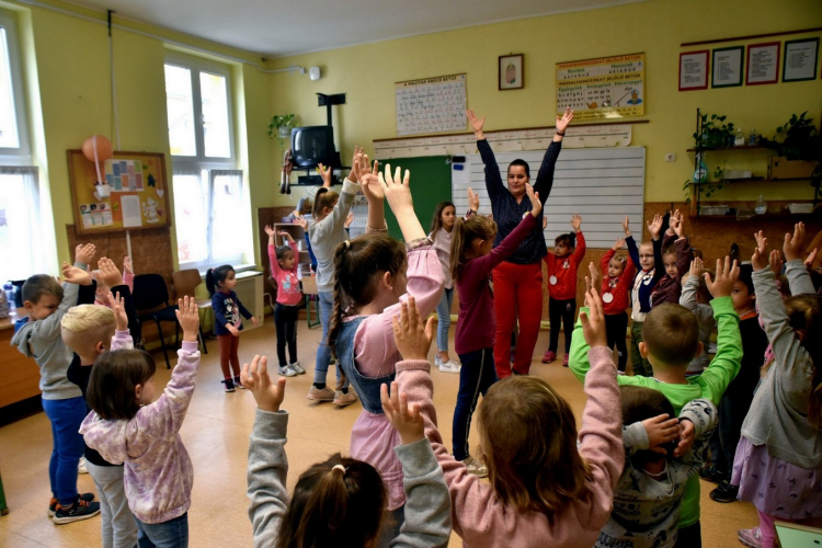 Közös éneklés és játékos foglalkozások