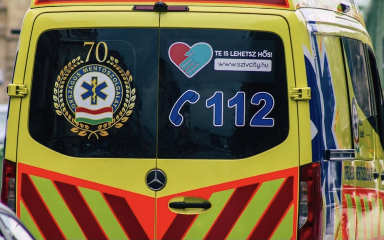 Azonnali hatállyal elbocsátottak egy beteget bántalmazó mentőst