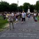 Demonstráció az éjszakai autóversenyzés ellen