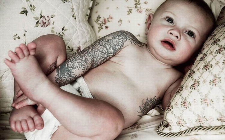 Döbbenet - Alig három évesen tetoválják VIDEÓ