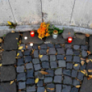 Gyertyagyújtás a hősök emléktáblájánál