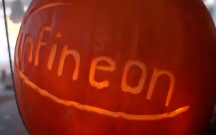 Tököt faragtak a vállalat dolgozói