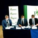 Aláírták a szerződést