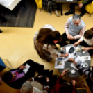 Zenés kávéház a könyvtárban