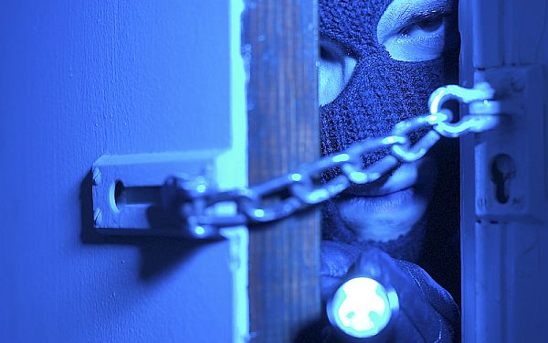 Ceglédi kisboltokat fosztogattak