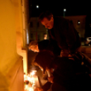 Csendes gyertyagyújtás a Dobmúzeum előtt