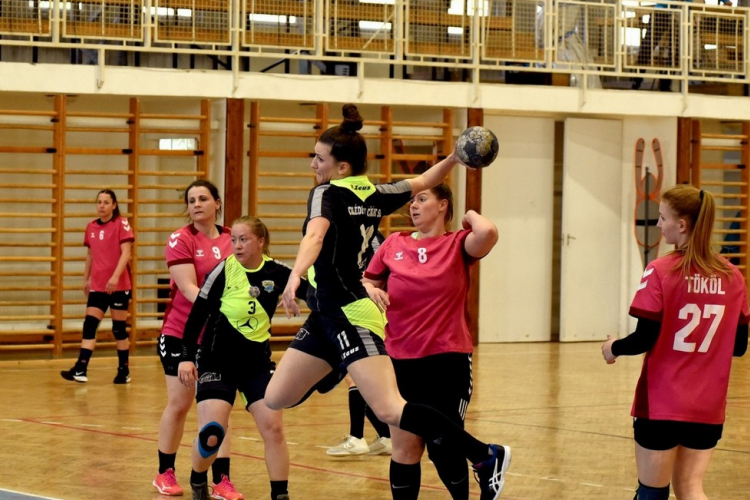 Megint nyertek a felnőttek