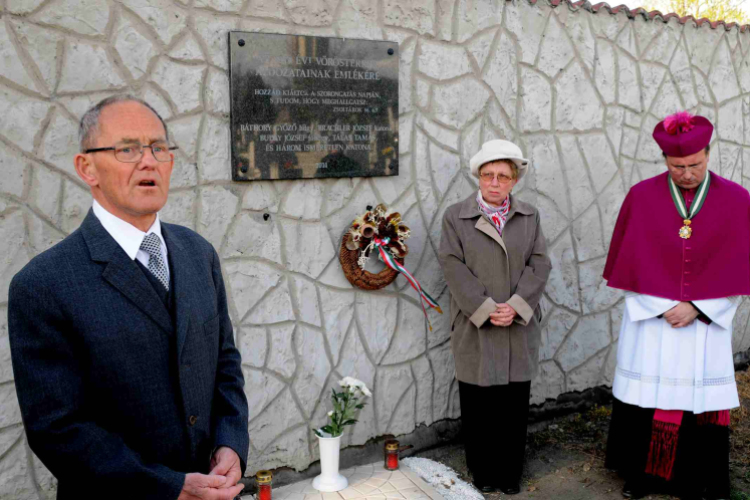 Emléktábla a ceglédi áldozatokért