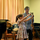 Hangszerbemutató és hangszersimogató a zenesuliban