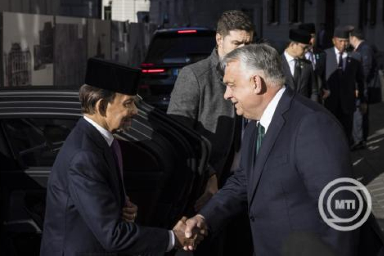 Orbán Viktor hivatalában fogadta Hászánál Bolkiáht, Brunei szultánját