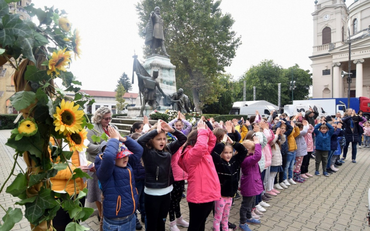 Közös éneklés és játékos foglalkozások