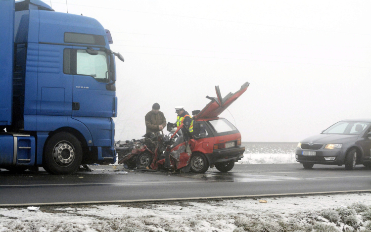Halálos baleset miatt félpályás lezárás a 4-es főúton