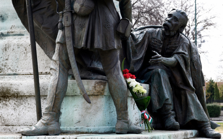 Virággal emlékeztek Kossuth Lajosra