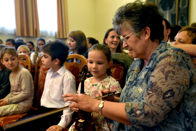 Hangszerbemutató és hangszersimogató a zenesuliban