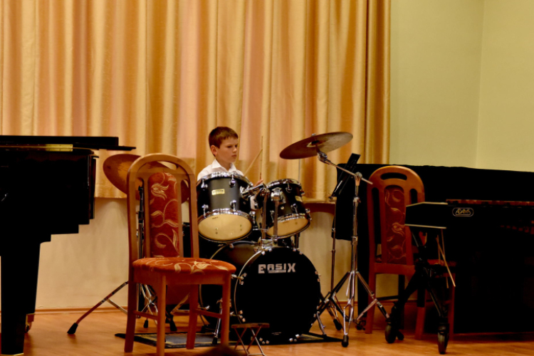 Hangszerbemutató és hangszersimogató a zenesuliban