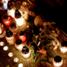 Csendes gyertyagyújtás a Dobmúzeum előtt