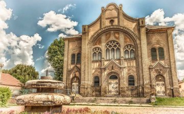 Nagyobb és világosabb lesz a Zsinagóga előtti tér