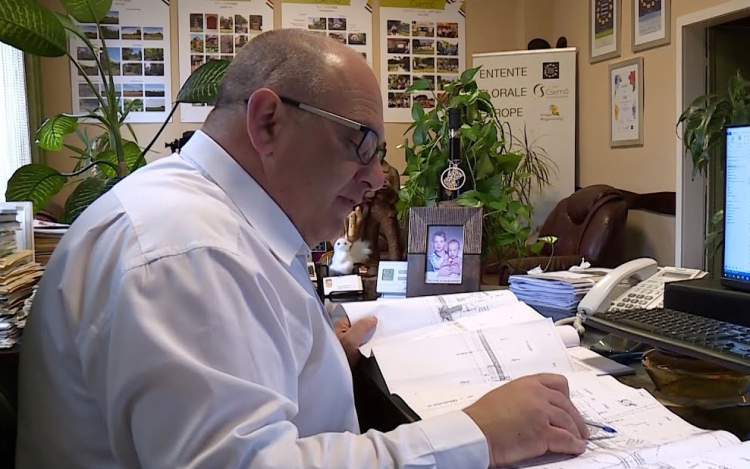 Lemond Csemő polgármestere