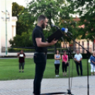 Demonstráció az éjszakai autóversenyzés ellen