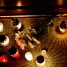 Csendes gyertyagyújtás a Dobmúzeum előtt