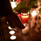 Csendes gyertyagyújtás a Dobmúzeum előtt