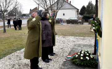 Csendes koszorúzással emlékeztek