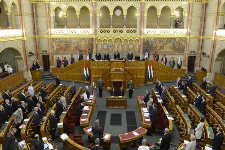 A pártfinanszírozás módosításáról döntenek a képviselők