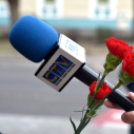 Szegfűvel köszöntötték a hölgyeket