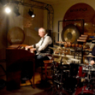 Csendes gyertyagyújtás a Dobmúzeum előtt