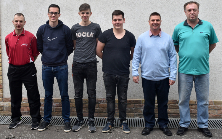 Asztalitenisz bajnoki cím ünneplése