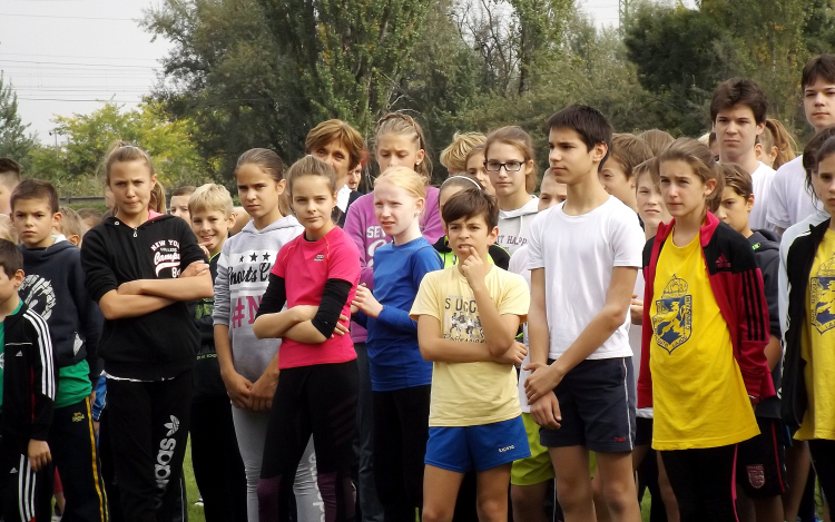 Öt iskola atlétái a CVSE pályán